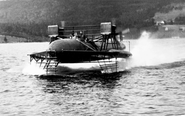 Foto de 1919 de hidrofoil con apéndices record velocidad