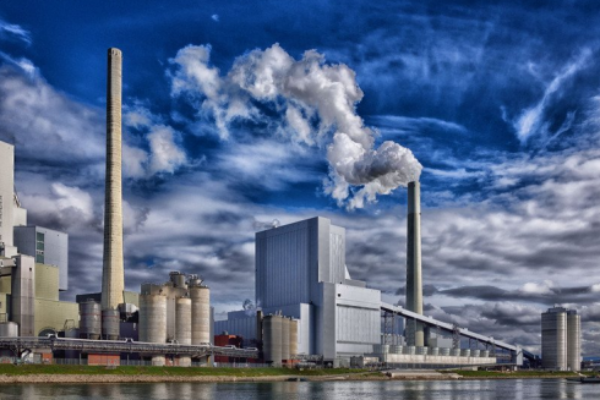 Imagen de zona industrial expulsando contaminantes al medio, lucha contra la contaminación