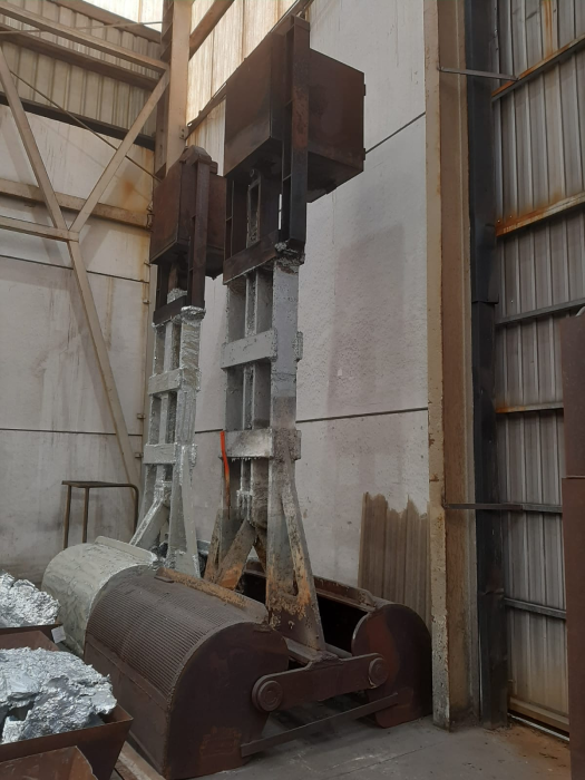 cuchara bivalba o cuchara matas usada como utillaje galvanizado industrial