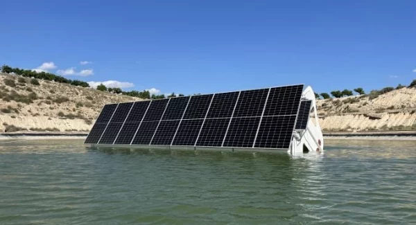 Plataforma solar flotante con seguidor