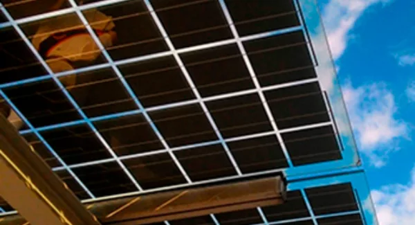 Panel solar visto desde abajo con detalle de celdas